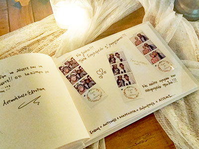 Βιβλίο ευχών - Memory Book του Smileme Photobooth γεμάτο με εκτυπωμένες φωτογραφίες - photostrips και ευχές από τους καλεσμένου σε γάμο στο Golf Club Κέρκυρας