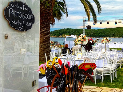 Η ποικιλία των αξεσουάρ props του Smileme Photobooth σε γάμο στο νησί Κέρκυρα