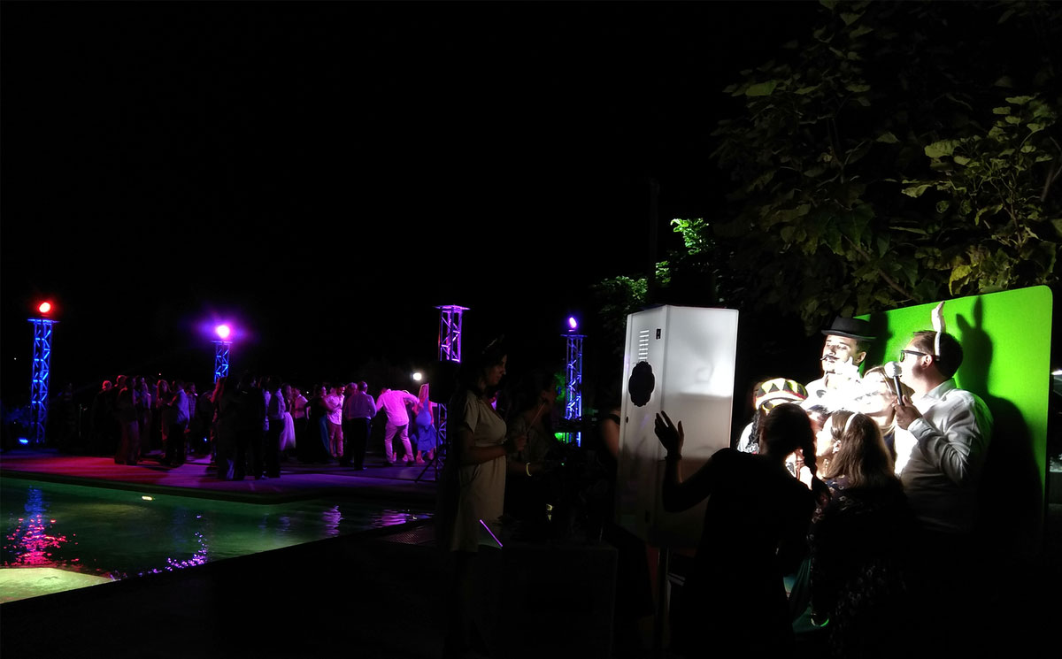 Απίστευτες στιγμές σε γάμήλιο πάρτυ με το Smileme photobooth να διασκεδάζει τους καλεσμένους που βγαίνουν φωτογραφία στην Κέρκυρα