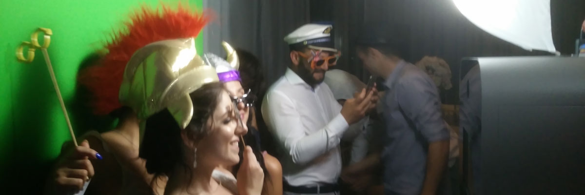 Οι καλεσμάνοι φωτογραφίζονται στο Smileme Photobooth σε πάρτυ γάμου στη Λευκάδα